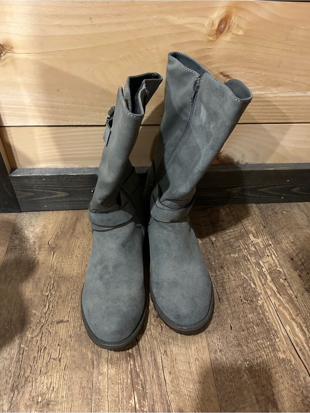 Mid-Calf Women's Boots Size 7 in Gray - Classic Everyday Style
